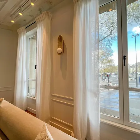 Urbanflat 225 - Elite 4 Bedroom Bastille Apartment *